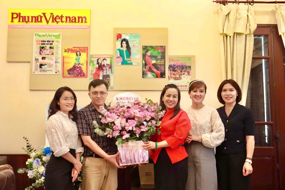 pnvn_jyel Hội LHPN Hà Nội thăm, chúc mừng nhân kỷ niệm 100 năm ngày Báo chí cách mạng Việt Nam - ảnh 1