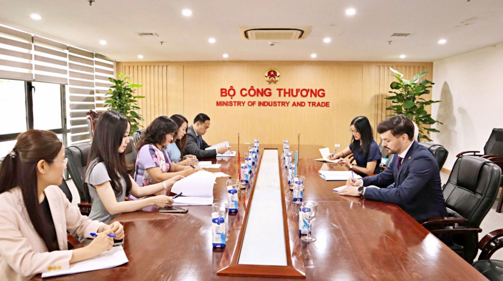 resizez6698275599093_f7ca4af81f640f70ae0db155f4252603_684ab22bbf16d THỨ TRƯỞNG PHAN THỊ THẮNG LÀM VIỆC VỚI ĐẠI SỨ ARGENTINA TẠI VIỆT NAM