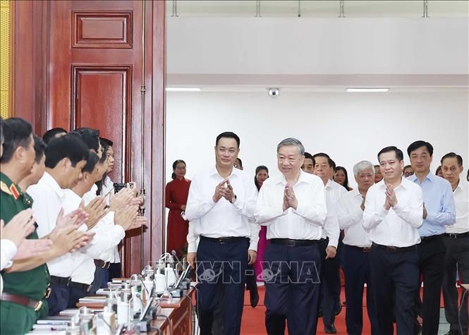 Tổng Bí thư Tô Lâm làm việc với Ban Thường vụ Tỉnh ủy Quảng Bình và Quảng Trị về kết quả triển khai thực hiện các nghị quyết, kết luận của Trung ương và một số nhiệm vụ trọng tâm - Ảnh: TTXVN