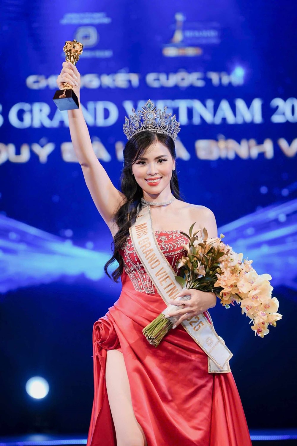 5134392467685600855159947753421780811489822n_zjny Profile “khủng” của nữ cán bộ ngành khoa học vừa đăng quang Mrs Grand Vietnam 2025 - ảnh 1