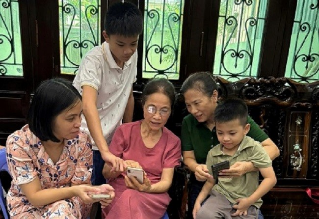 7anhthay_ooez Khi công nghệ số “thắp lửa” hạnh phúc gia đình - ảnh 1