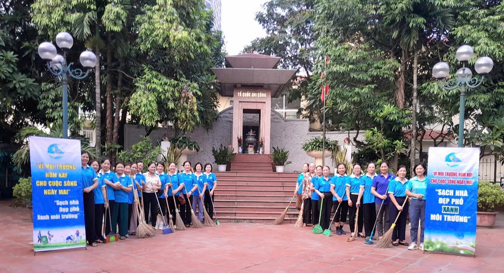 cg_01_qkgc Phụ nữ phường Cầu Giấy ra quân tổng vệ sinh môi trường - ảnh 1