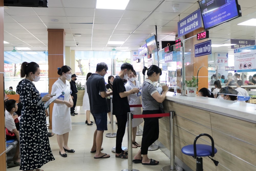 Hà Nội yêu cầu ngành y tế sẵn sàng ứng phó bão số 3, đảm bảo an toàn bệnh viện và người bệnh - ảnh 1