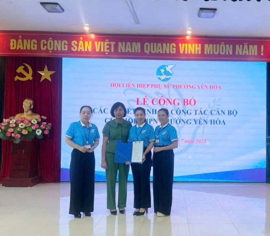 img17528374566431752837465003_yqxi Hội LHPN phường Yên Hòa tổ chức gặp mặt cán bộ hội phụ nữ phường - ảnh 1