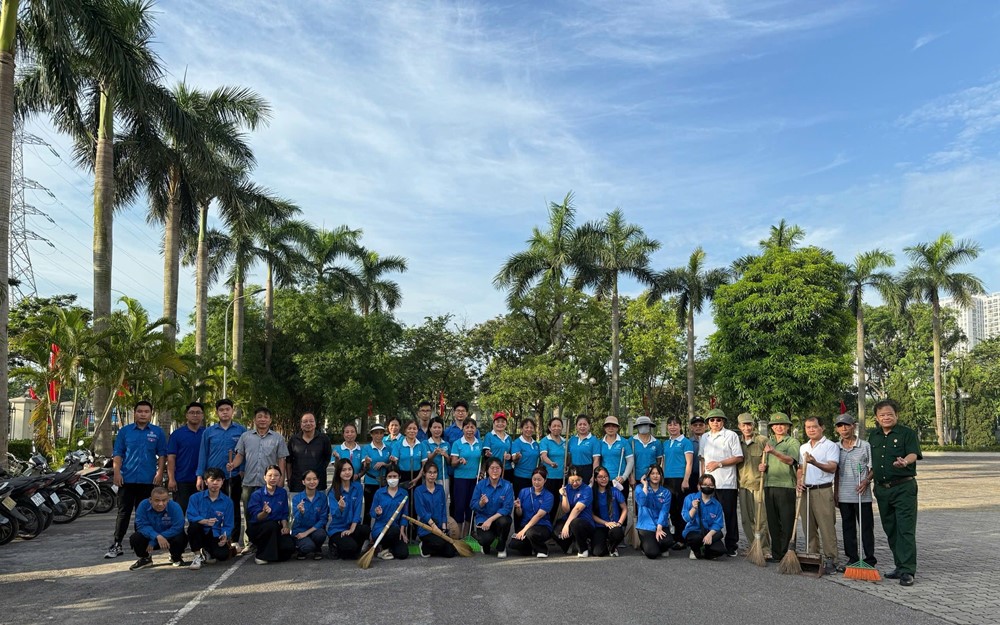 img6512_toib Phường Hoàng Mai ra quân vệ sinh môi trường cuối tuần - ảnh 1