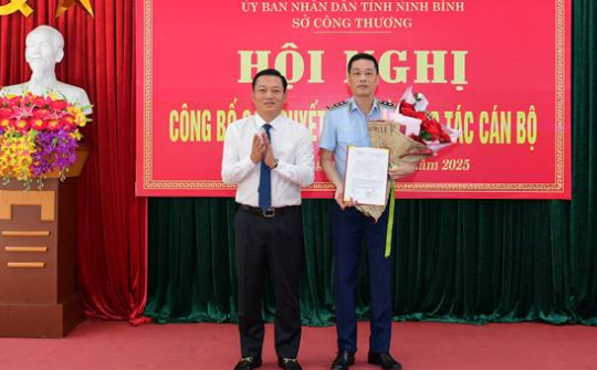 Công bố quyết định về nhân sự sau sáp nhập tại Chi cục QLTT tỉnh Ninh Bình
