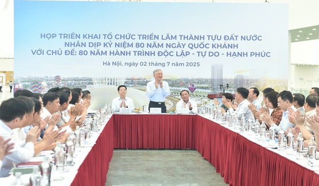 pttg-nguyen-hoa-binh-mai-van-chinh-chu-tri-cuoc-hop-17514463058801187611200-1751447880966-1751447881483442308554_zoii Đảm bảo đến 15/8 phải hoàn thành công tác chuẩn bị tổ chức Triển lãm thành tựu Đất nước - ảnh 1