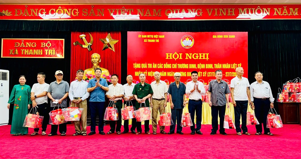 tang_fhhy Xã Thanh Trì tặng quà thương, bệnh binh và thân nhân liệt sỹ - ảnh 1