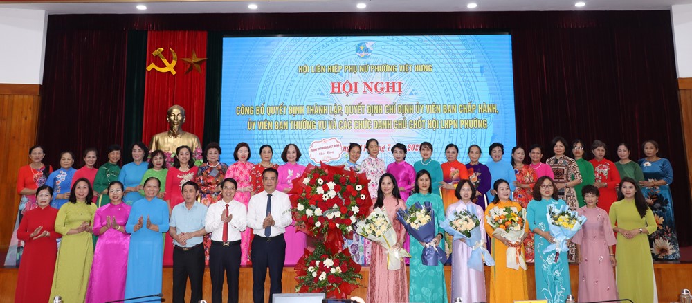tang_hoa_cac_chi_tpyl Hội LHPN phường Việt Hưng, TP Hà Nội: Công bố các quyết định về công tác của tổ chức Hội - ảnh 1