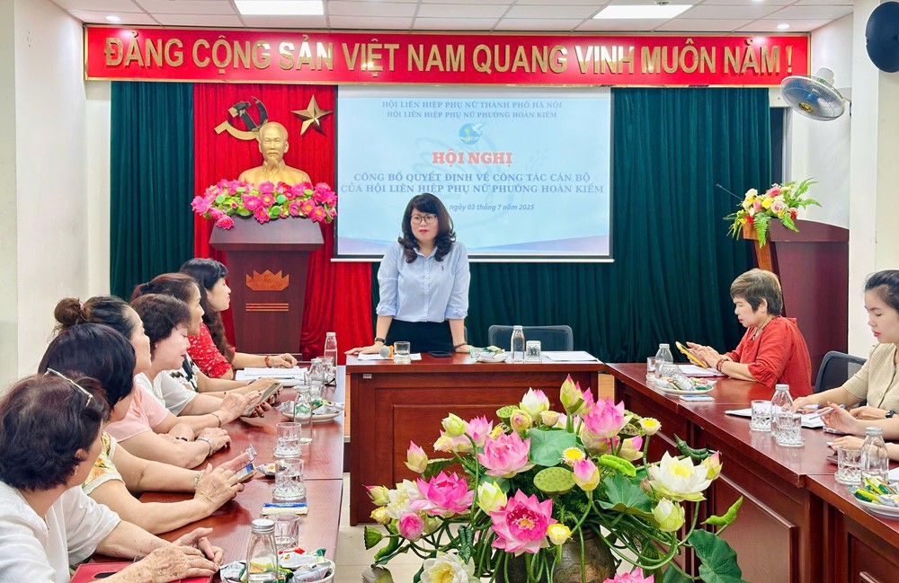 z6769514301800e629830f53dc57b130376b1950069763_elmt Hội LHPN phường Hoàn Kiếm: Công bố các quyết định về công tác tổ chức và cán bộ Hội - ảnh 1