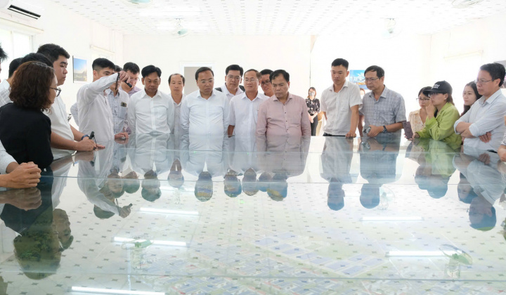 Thứ trưởng Nguyễn Hoàng Long kiểm tra 2 dự án điện ở Khánh Hòa
