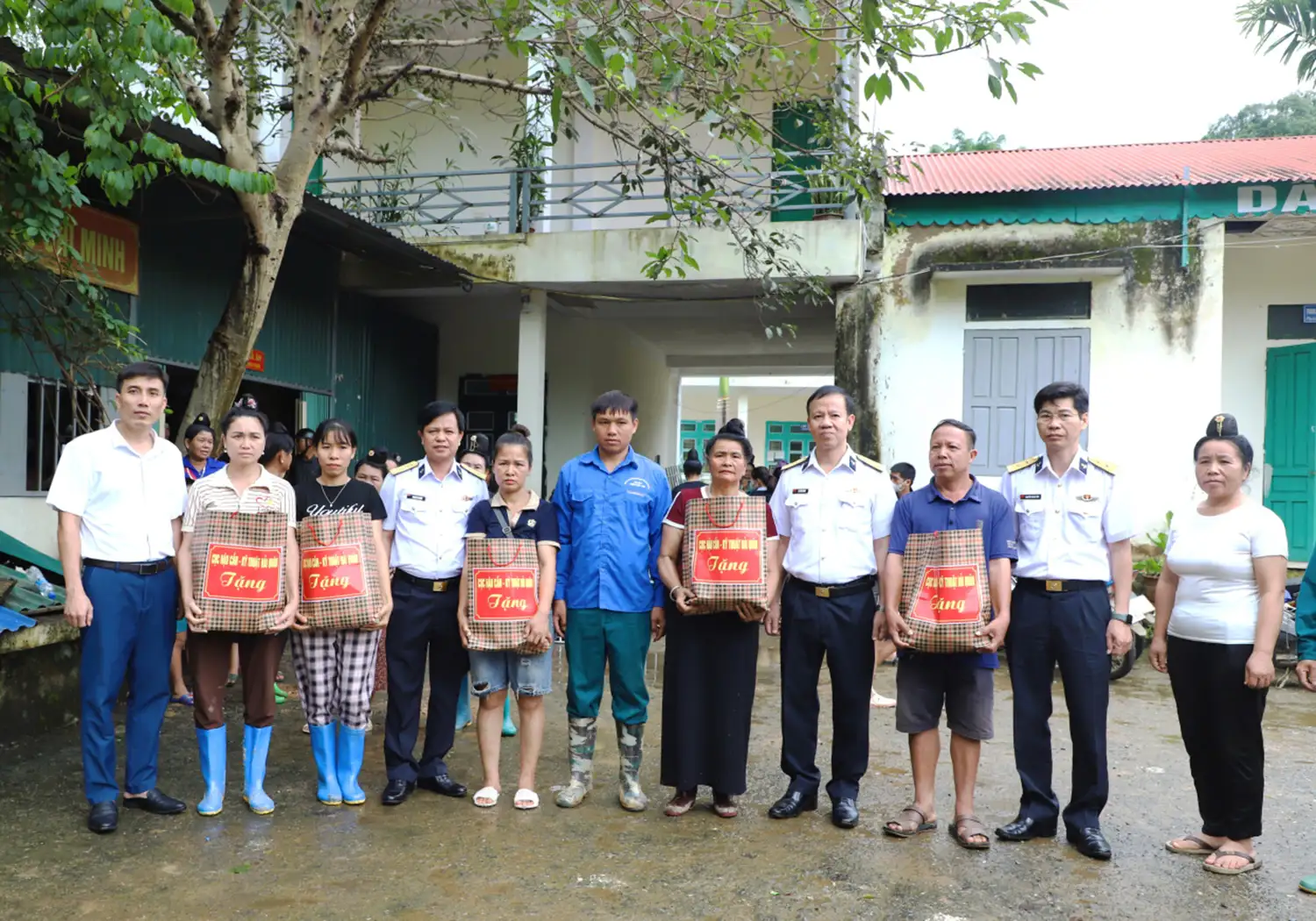 Chung tay giúp dân sau lũ dữ