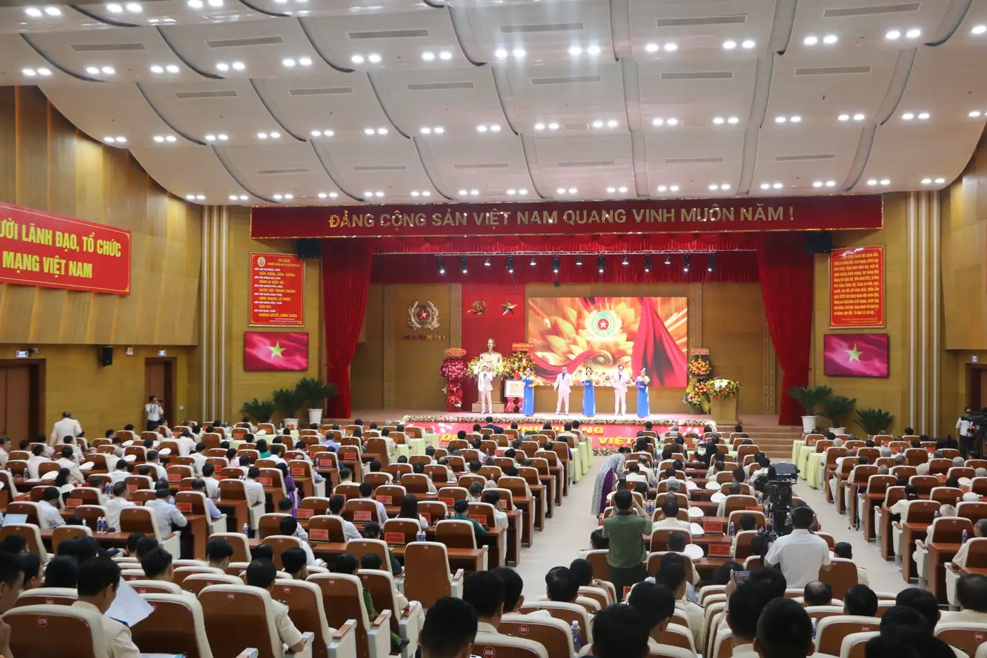 Đồng Nai: Nhiều tập thể, cá nhân xuất sắc được vinh danh tại Lễ kỷ niệm 80 năm Ngày truyền thống Công an Nhân dân và 20 năm Ngày hội Toàn dân bảo vệ an ninh Tổ quốc