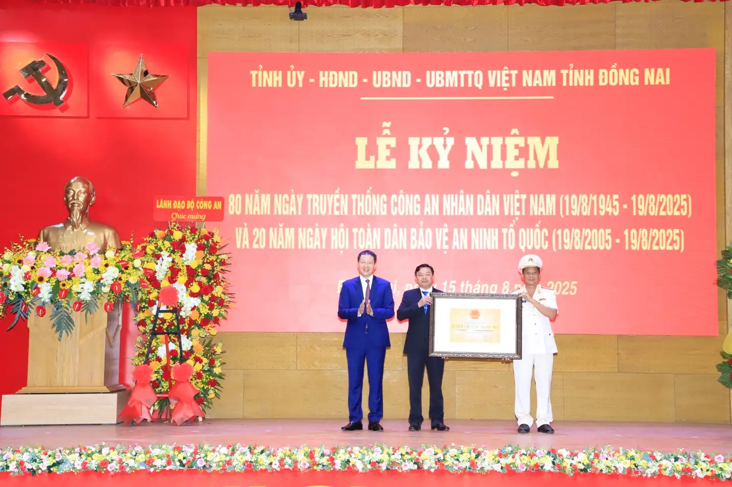 Đồng Nai: Nhiều tập thể, cá nhân xuất sắc được vinh danh tại Lễ kỷ niệm 80 năm Ngày truyền thống Công an Nhân dân và 20 năm Ngày hội Toàn dân bảo vệ an ninh Tổ quốc