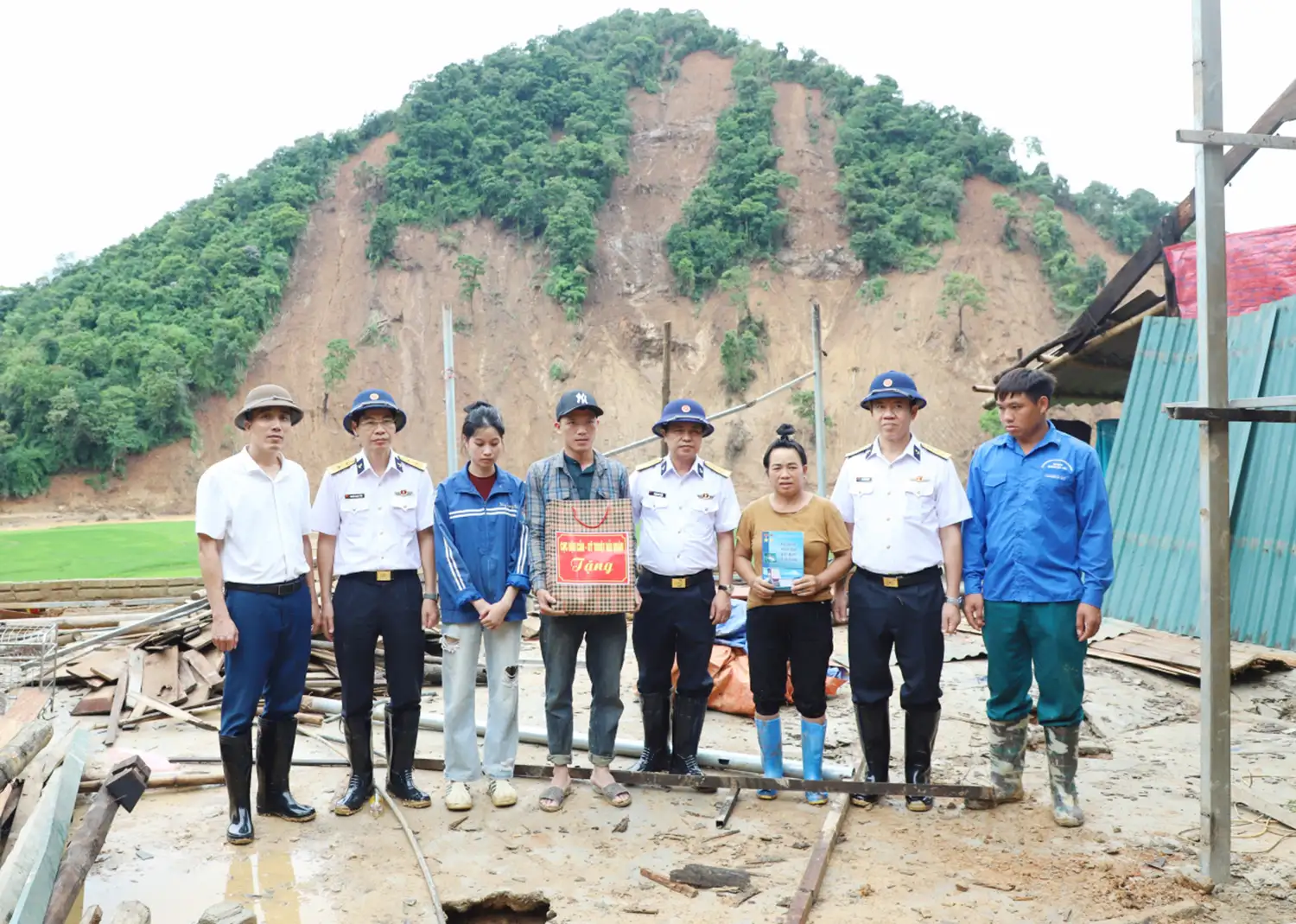 Chung tay giúp dân sau lũ dữ