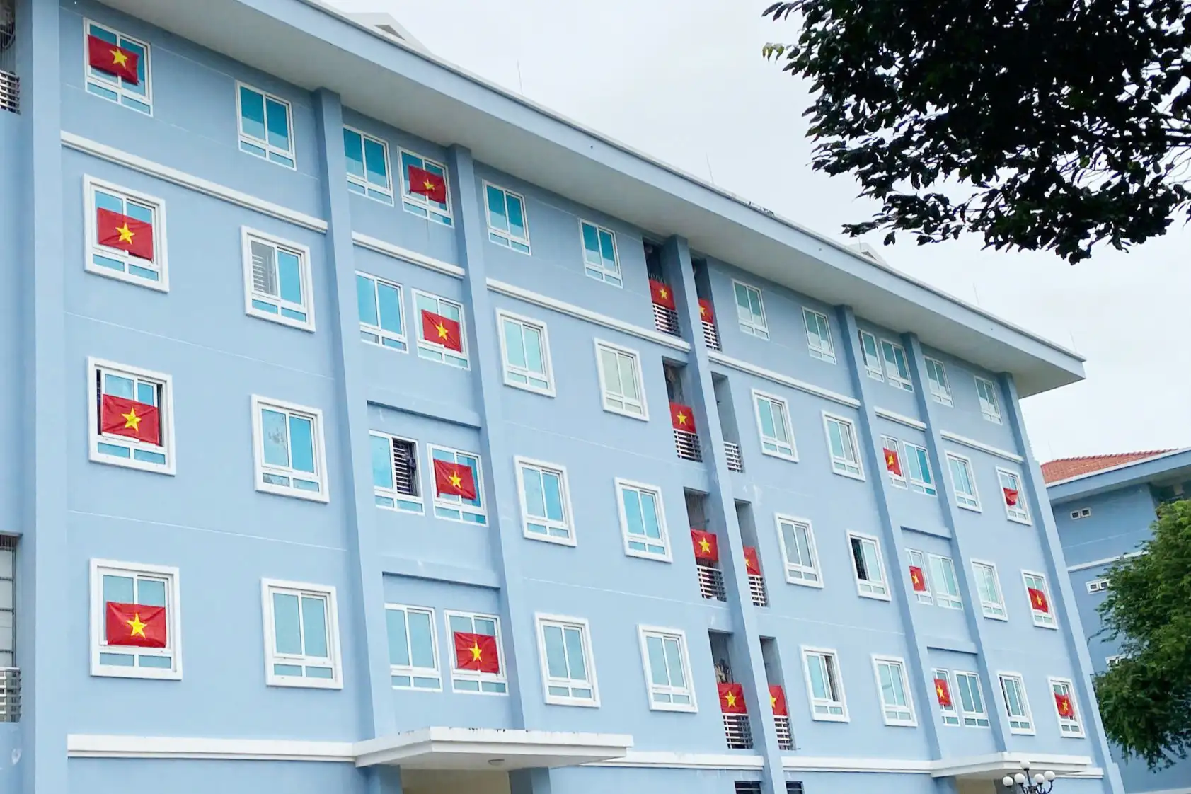 Nhà công vụ Vùng 5 Hải quân rực rỡ cờ Tổ quốc chào mừng 80 năm Quốc khánh