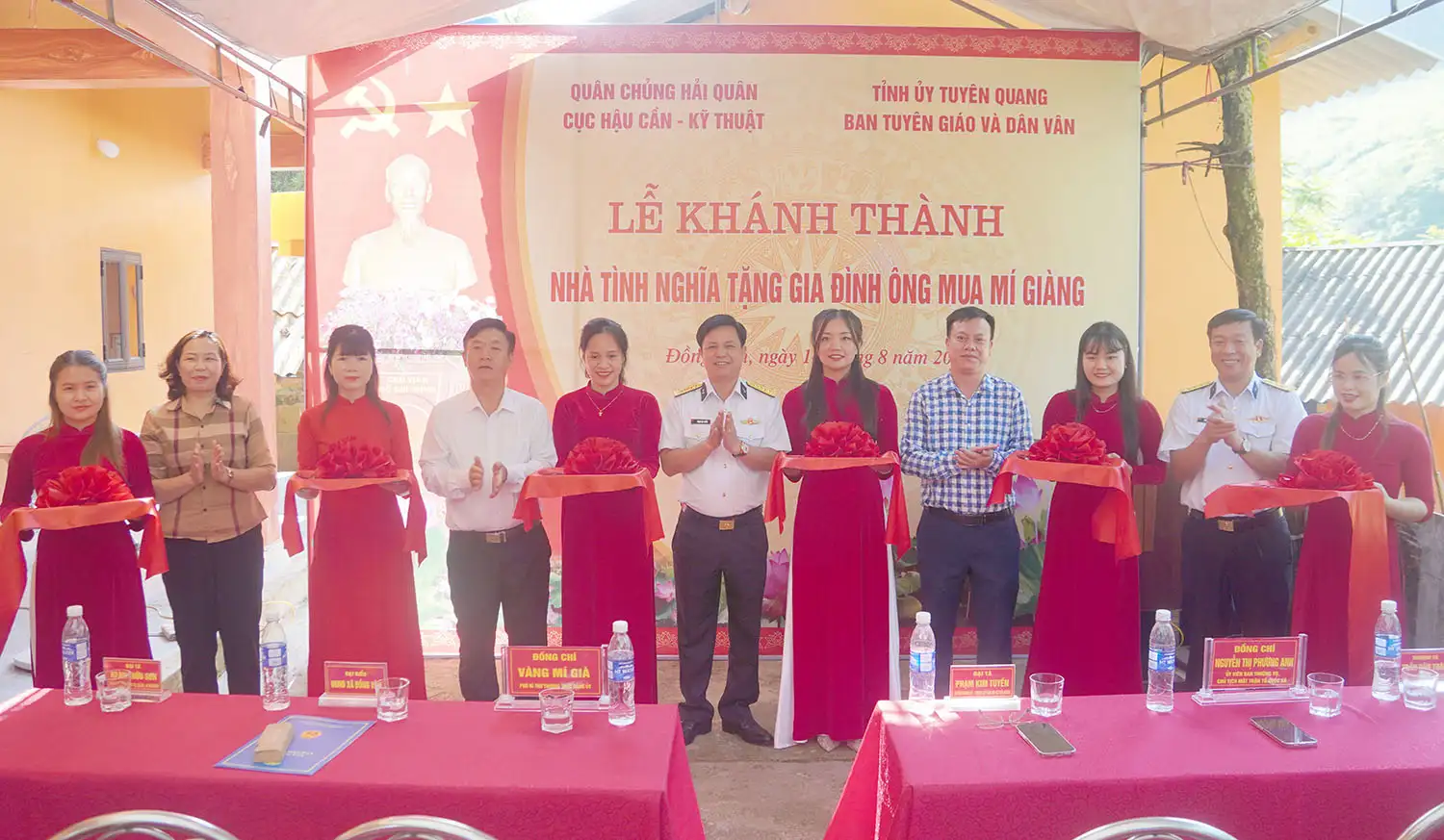 Chung tay giúp dân sau lũ dữ