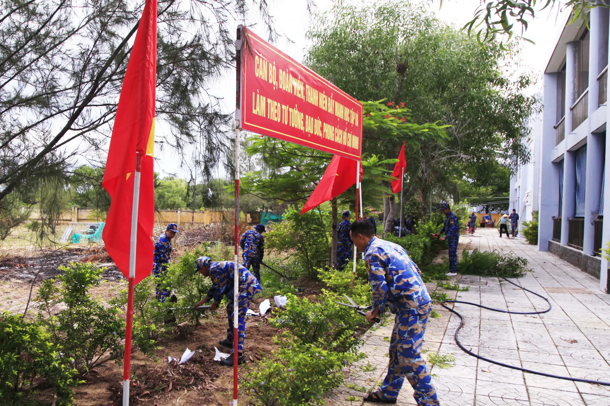 Tuổi trẻ Lữ đoàn 162 thực hiện “Ngày chủ nhật xanh”