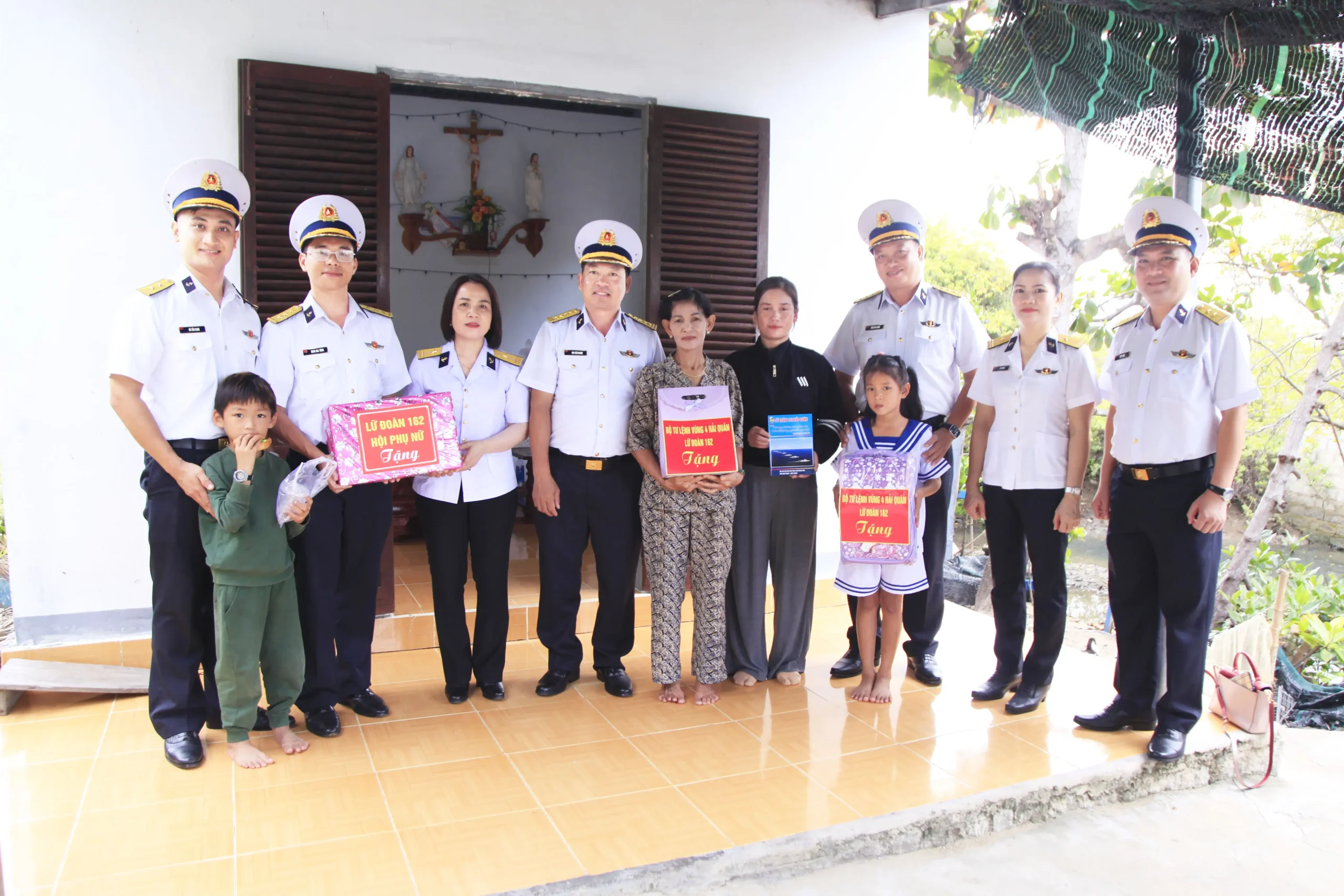 Lữ đoàn 162, Vùng 4 Hải quân thăm, tặng quà con ngư dân nhận đỡ đầu nhân dịp chuẩn bị bước vào năm học mới