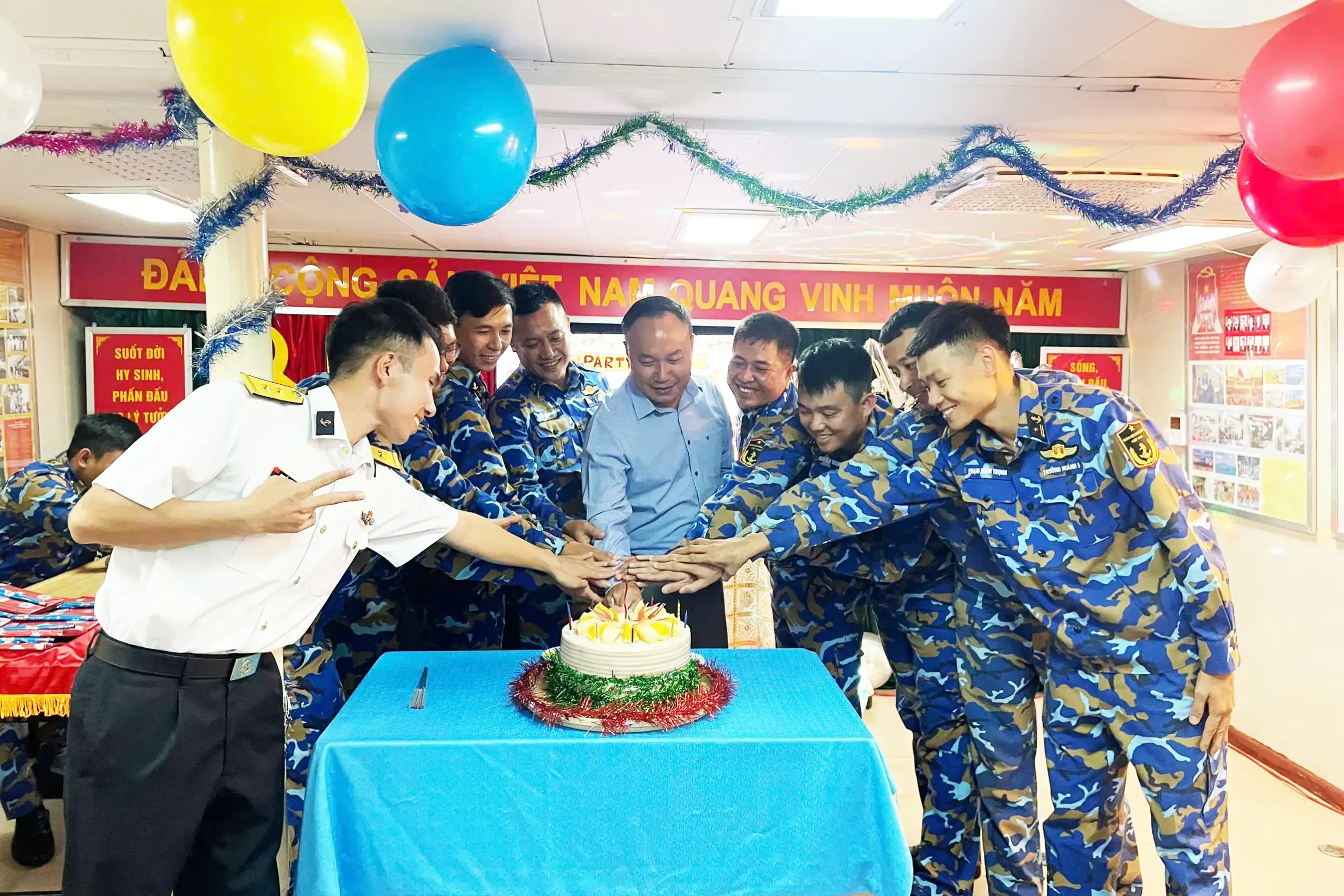 Ấn tượng sâu sắc đêm sinh nhật đồng đội trên nước bạn Malaysia