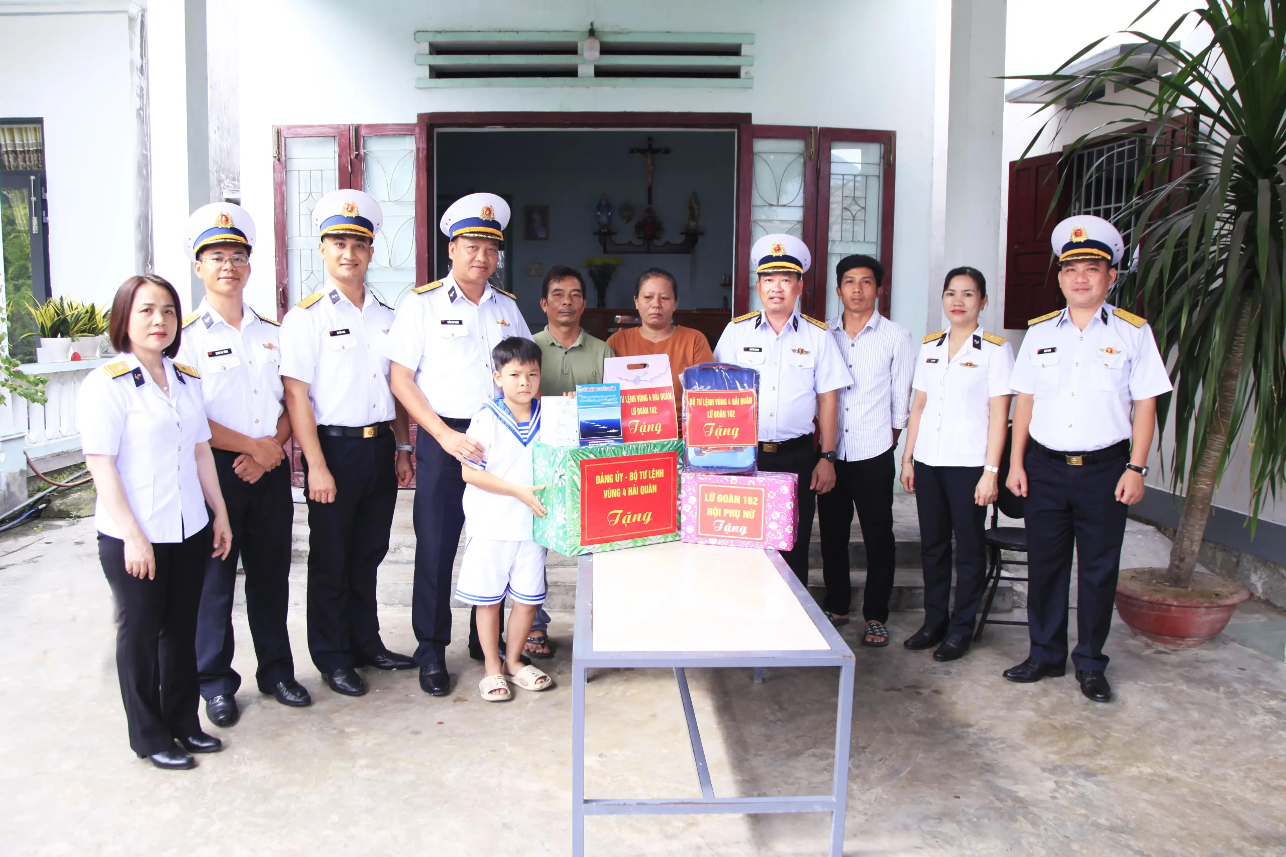Lữ đoàn 162, Vùng 4 Hải quân thăm, tặng quà con ngư dân nhận đỡ đầu nhân dịp chuẩn bị bước vào năm học mới