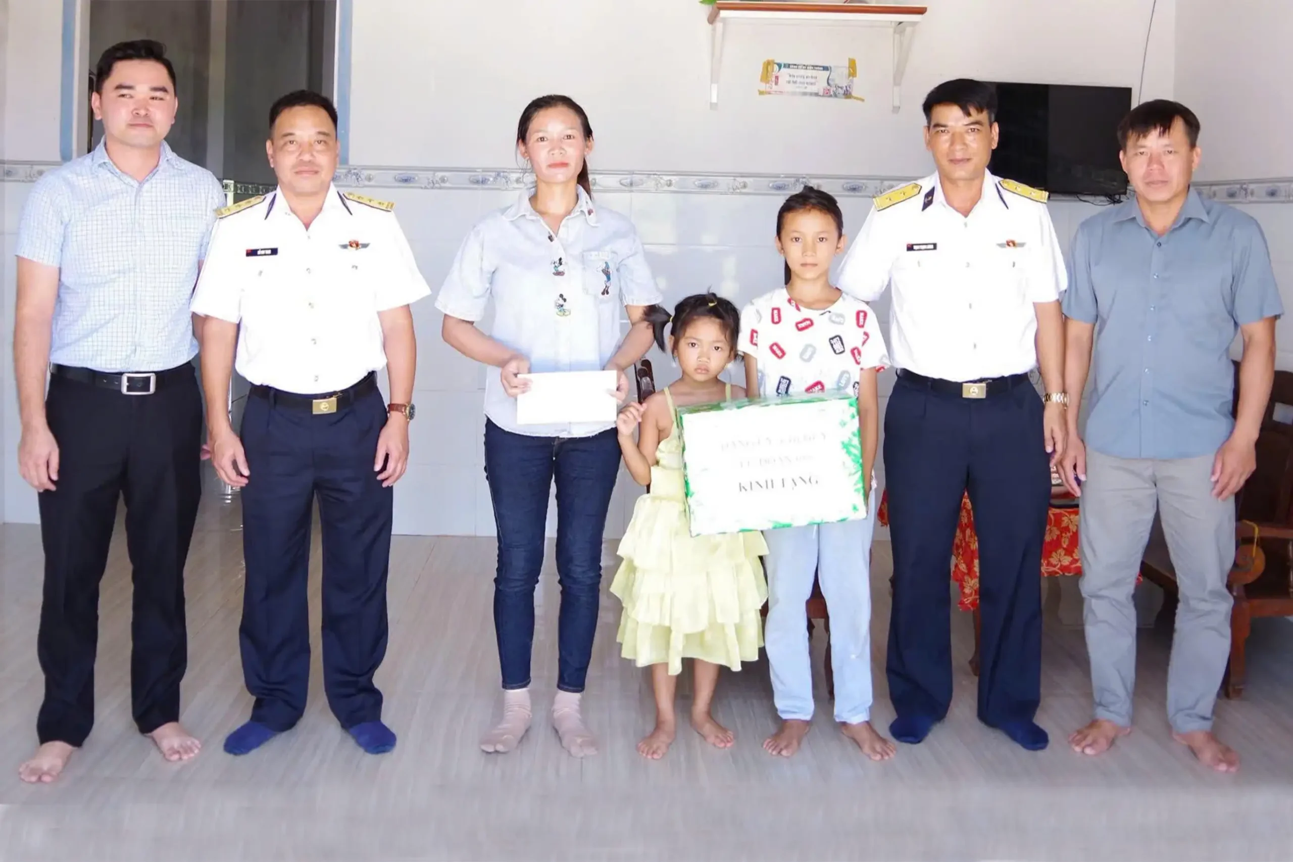 Lữ đoàn 685 thăm, tặng quà con ngư dân nhận đỡ đầu trước năm học mới
