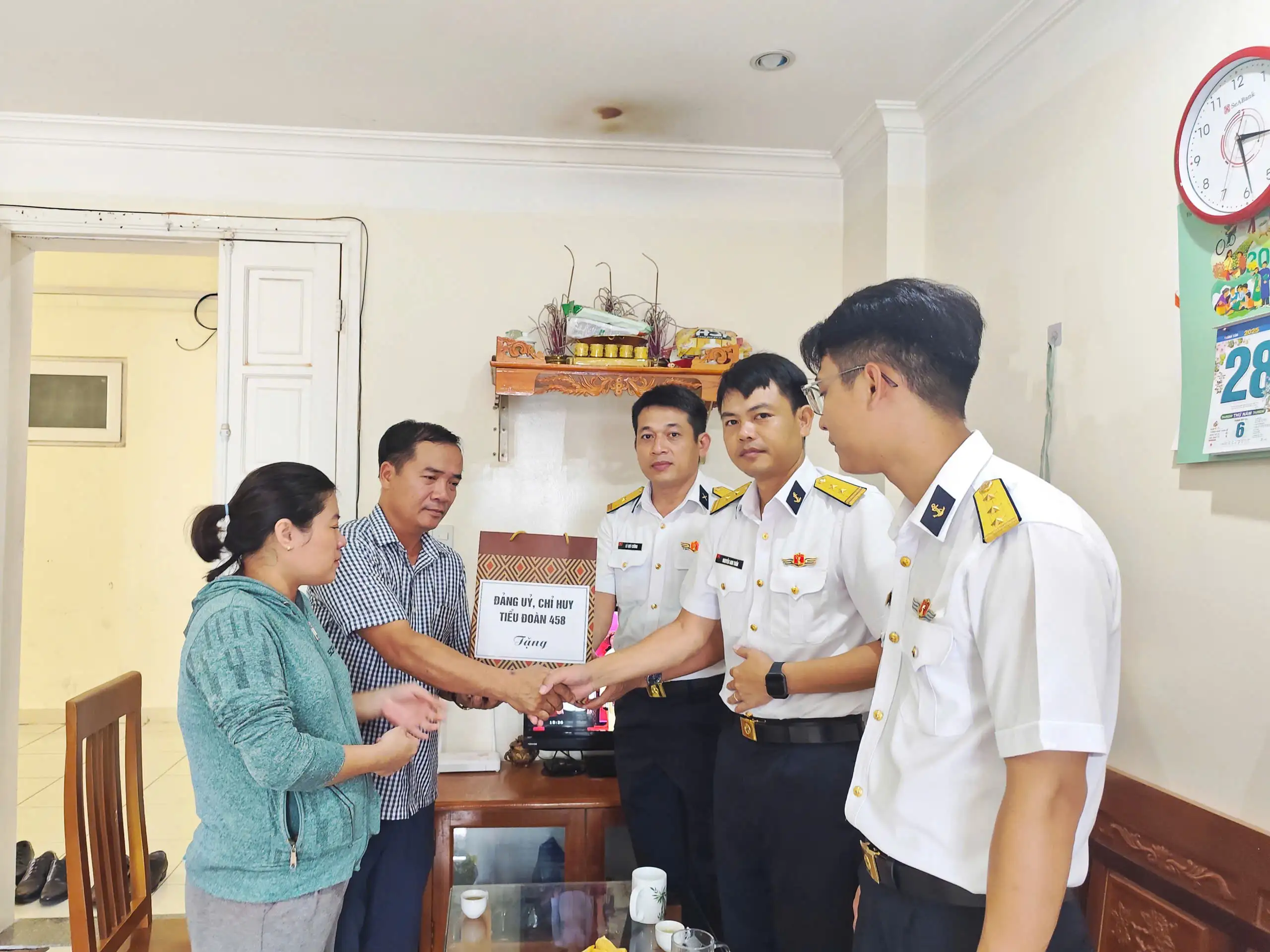 Tiểu đoàn 458 thăm, tặng quà gia đình quân nhân có hoàn cảnh khó khăn.