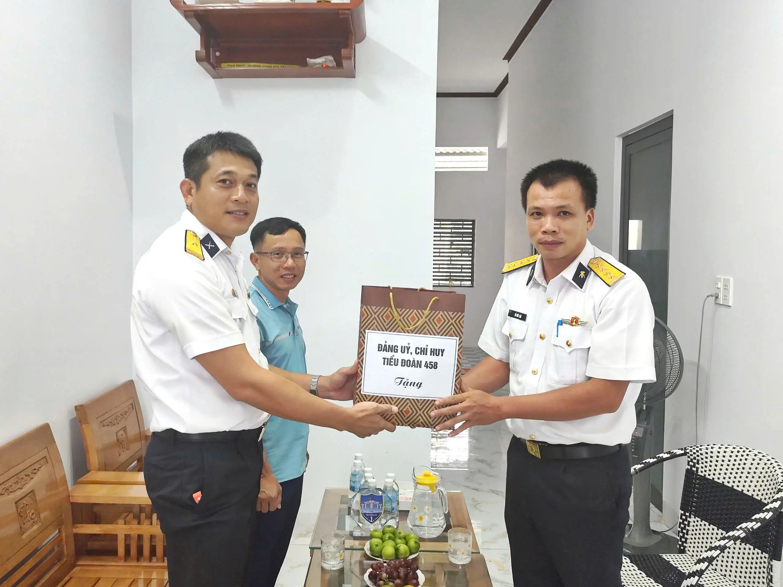 Tiểu đoàn 458 thăm, tặng quà gia đình quân nhân có hoàn cảnh khó khăn.
