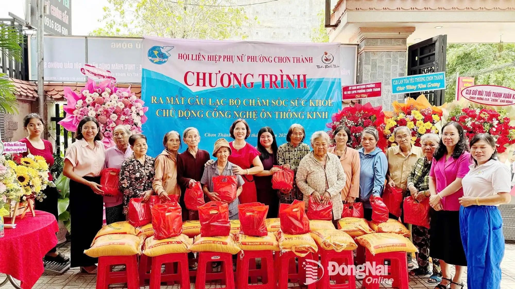 Một cán bộ hưu trí trích 300 triệu đồng từ hỗ trợ Nghị định 178 để chăm sóc người cao tuổi