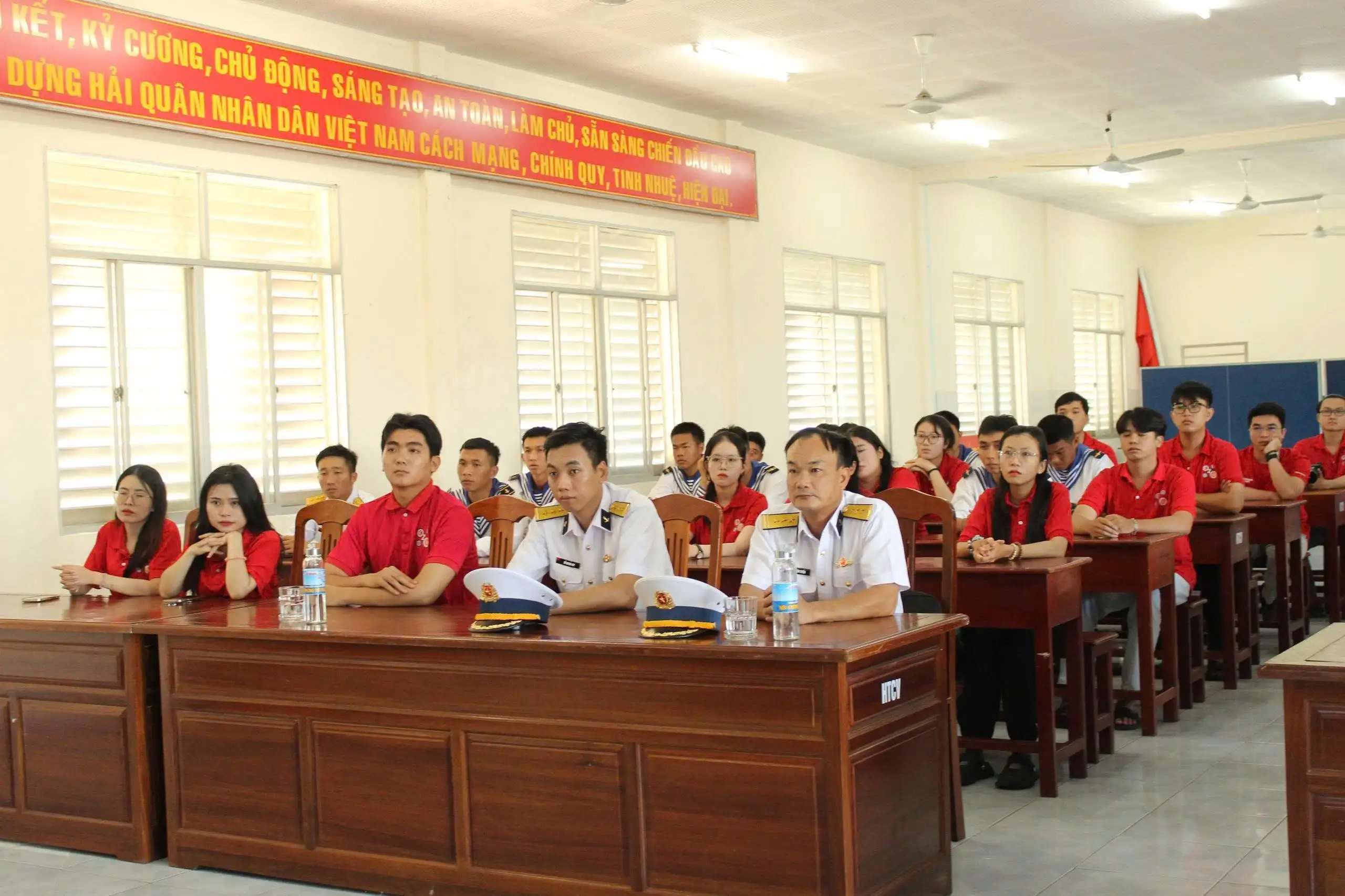 Lữ đoàn 171 (Vùng 2 Hải quân) tuyên truyền biển đảo cho gần 50 cán bộ, đảng viên, Đảng bộ Trường Đại học Khoa học Xã hội và Nhân văn- ĐHOG TP.HCM.