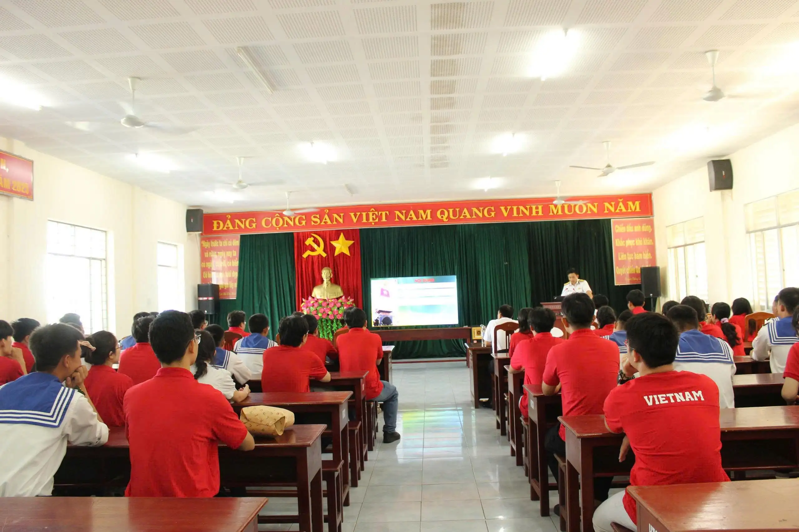 Lữ đoàn 171 (Vùng 2 Hải quân) tuyên truyền biển đảo cho gần 50 cán bộ, đảng viên, Đảng bộ Trường Đại học Khoa học Xã hội và Nhân văn- ĐHOG TP.HCM.