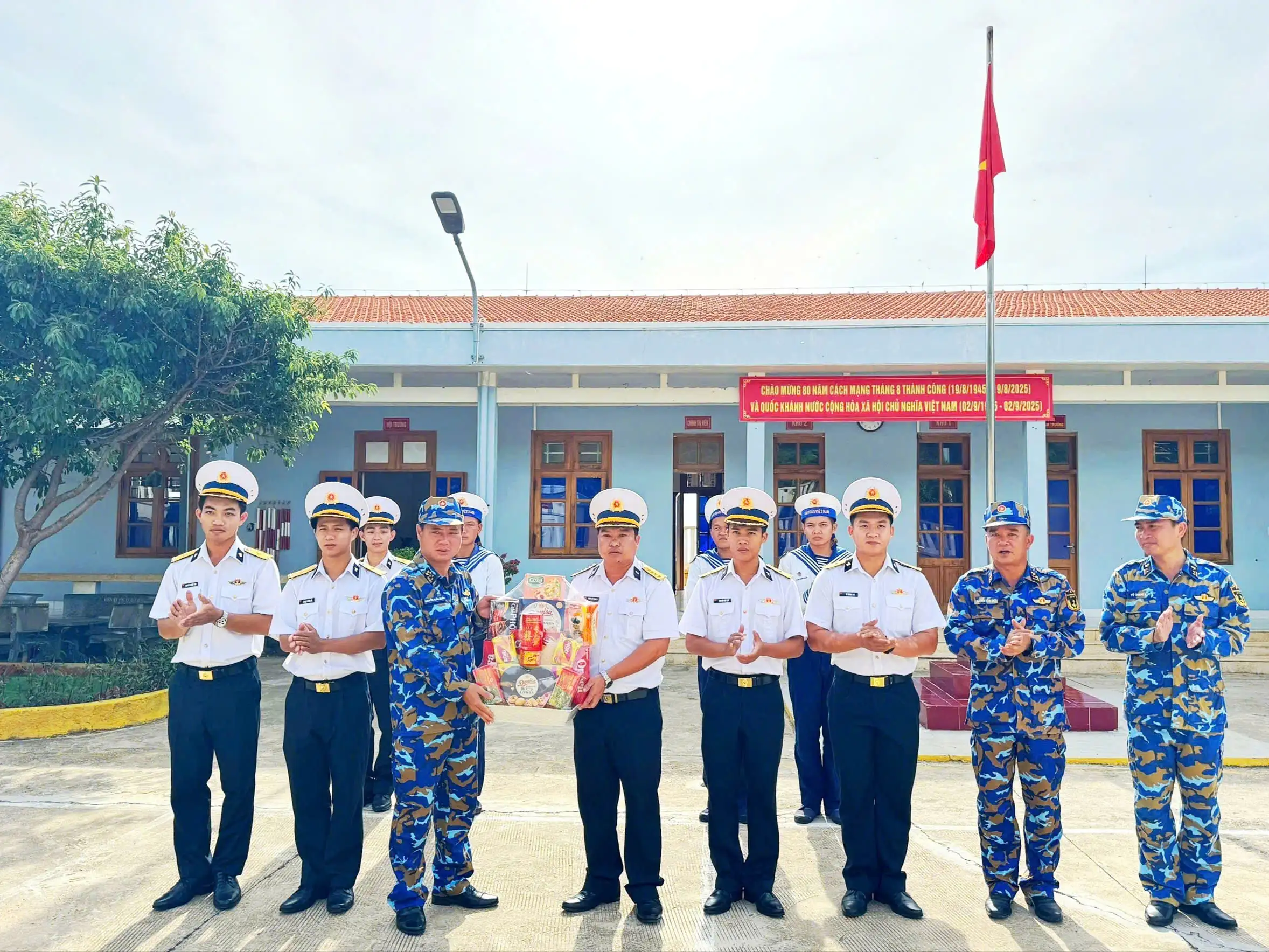Bộ tư lệnh Vùng 4 Hải quân kiểm tra công tác sẵn sàng chiến đấu dịp lễ tại các trạm, đài quan sát thuộc Tiểu đoàn 458.