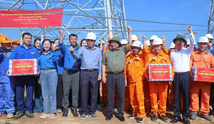 Thủ tướng động viên các lực lượng trên công trường thi công đường dây 500kV Lào Cai – Vĩnh Yên