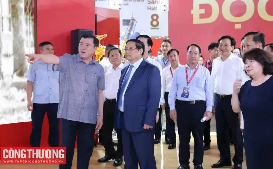 [CHÙM ẢNH] Thủ tướng Chính phủ Phạm Minh Chính kiểm tra gian Triển lãm “80 năm Ngành Công Thương lớn mạnh cùng đất nước”