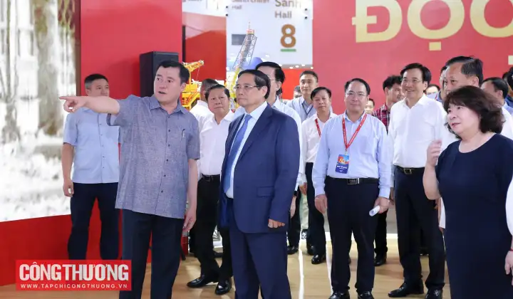 [CHÙM ẢNH] Thủ tướng Phạm Minh Chính tham quan gian triển lãm “80 năm Ngành Công Thương lớn mạnh cùng đất nước”