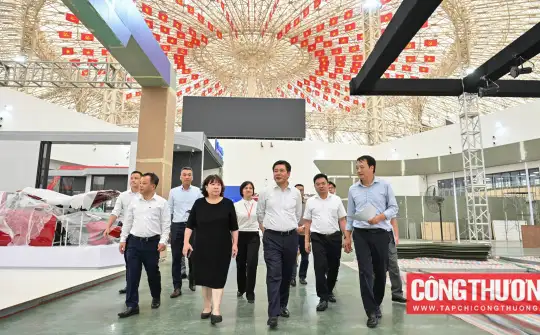 Bộ trưởng Nguyễn Hồng Diên kiểm tra tiến độ gian triển lãm “80 năm Ngành Công Thương lớn mạnh cùng đất nước”