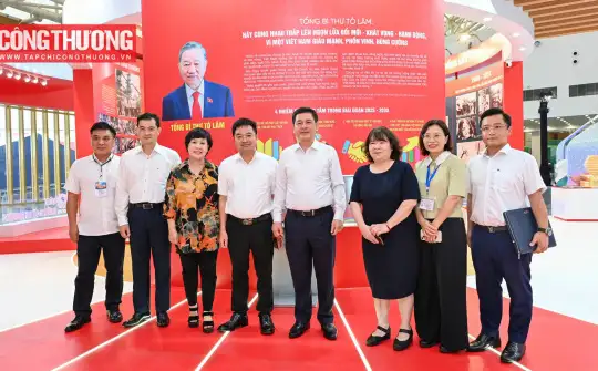 [CHÙM ẢNH] Bộ trưởng Nguyễn Hồng Diên kiểm tra gian triển lãm thành tựu Ngành Công Thương