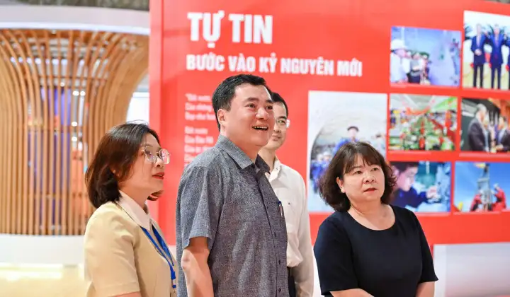 Thứ trưởng Nguyễn Sinh Nhật Tân thăm gian triển lãm “80 năm Ngành Công Thương lớn mạnh cùng đất nước”