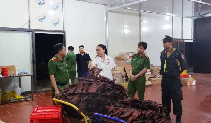 Phú Thọ: Khởi tố đối tượng sản xuất thịt trâu gác bếp giả