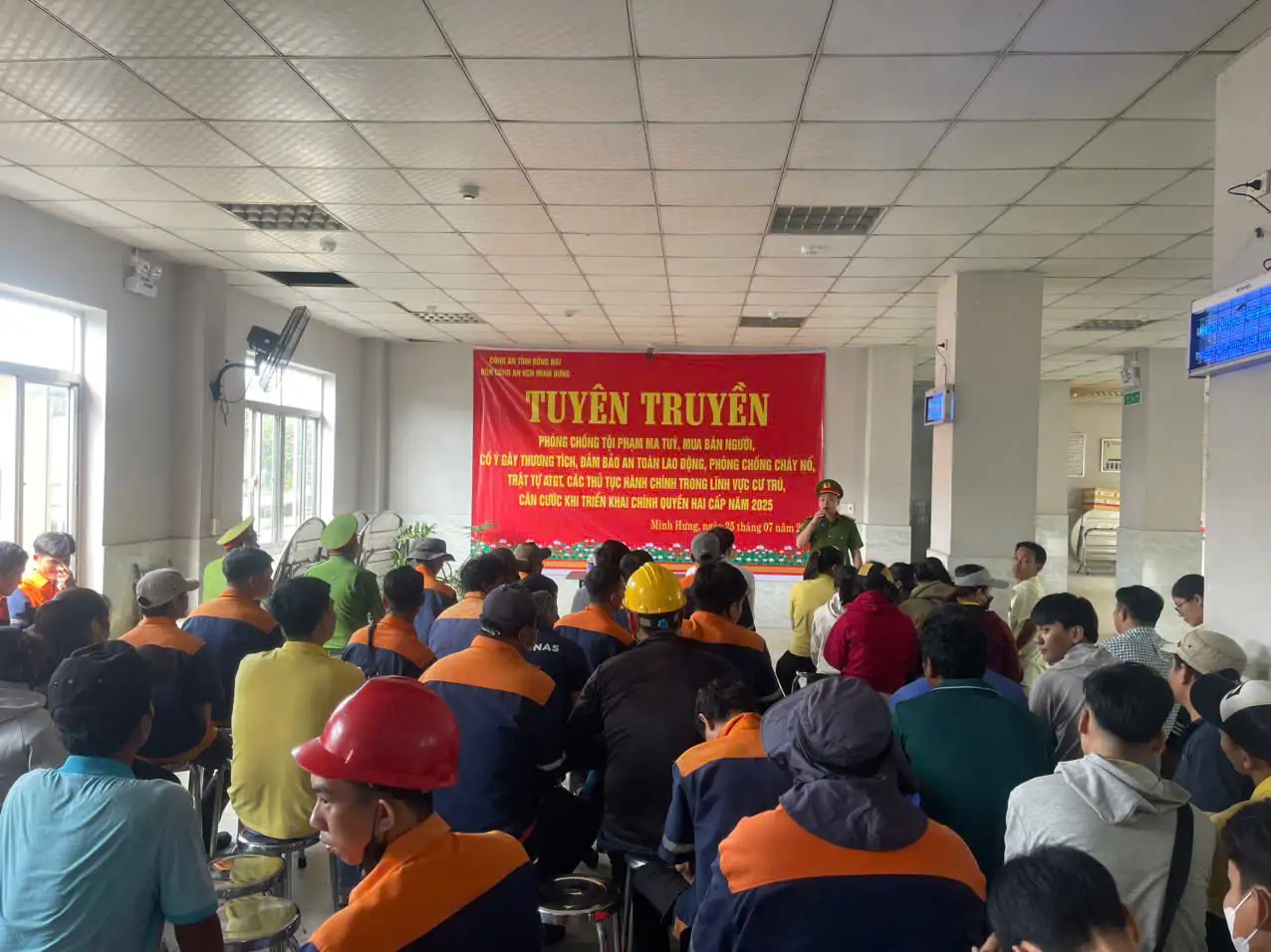 Đồn Công an KCN Minh Hưng: tuyên truyền pháp luật cho công nhân, lao động dịp kỷ niệm 80 năm Cách mạng tháng Tám, Quốc khánh nước CHXHCN Việt Nam