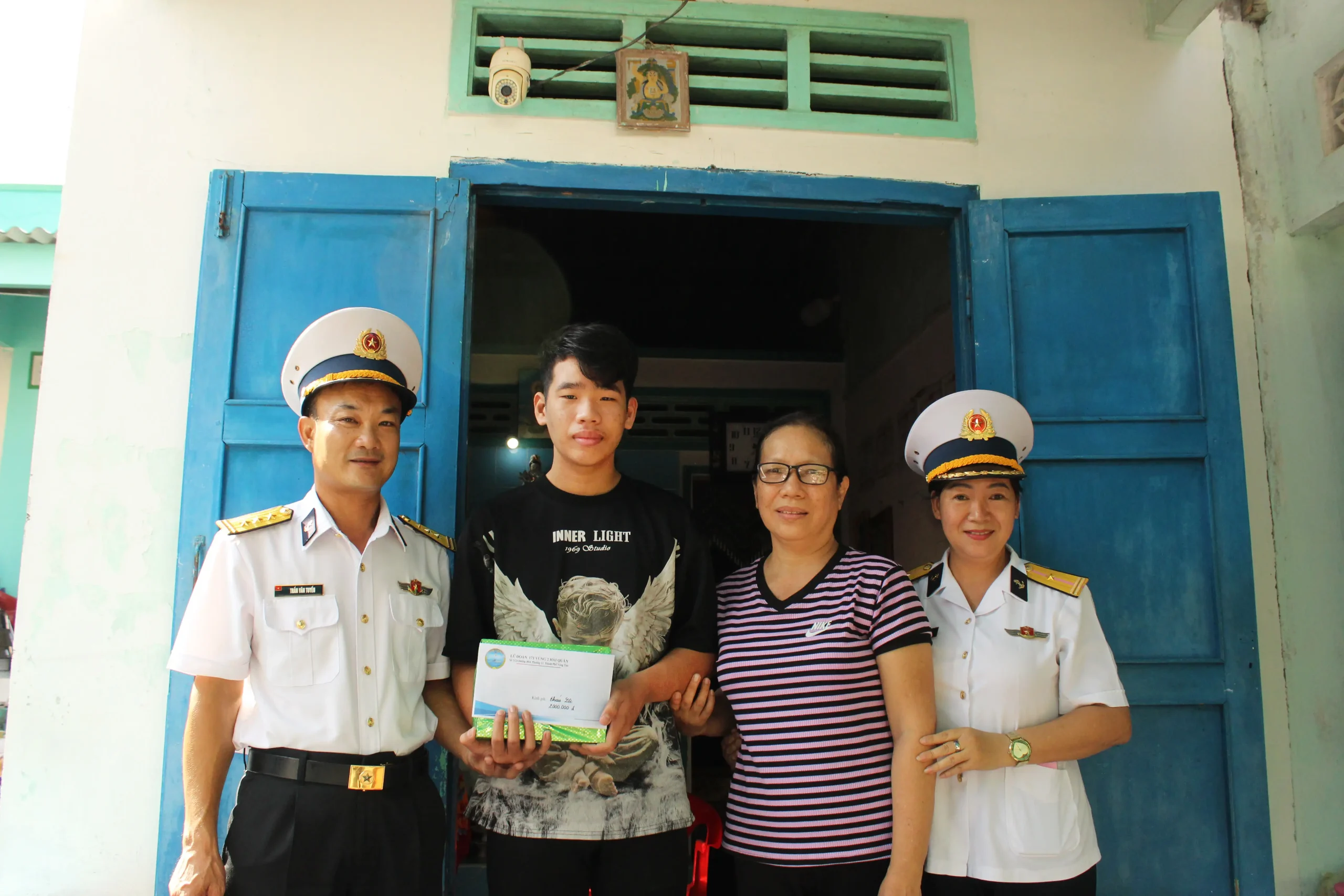 Lữ đoàn 171 Hải quân đồng hành cùng con ngư dân đến trường