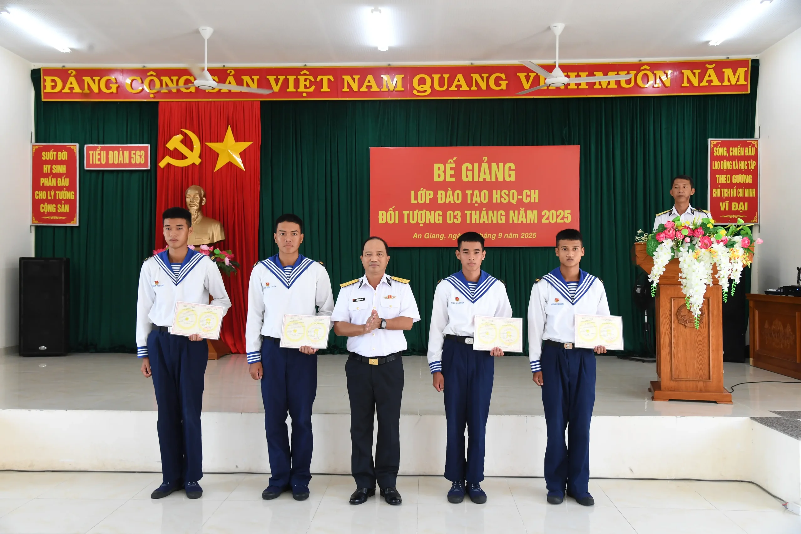 Tiểu đoàn 563 bế giảng lớp đào tạo hạ sĩ quan chỉ huy