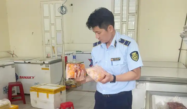 Quản lý thị trường Đà Nẵng xử lý 2 vụ kinh doanh thực phẩm không rõ nguồn gốc
