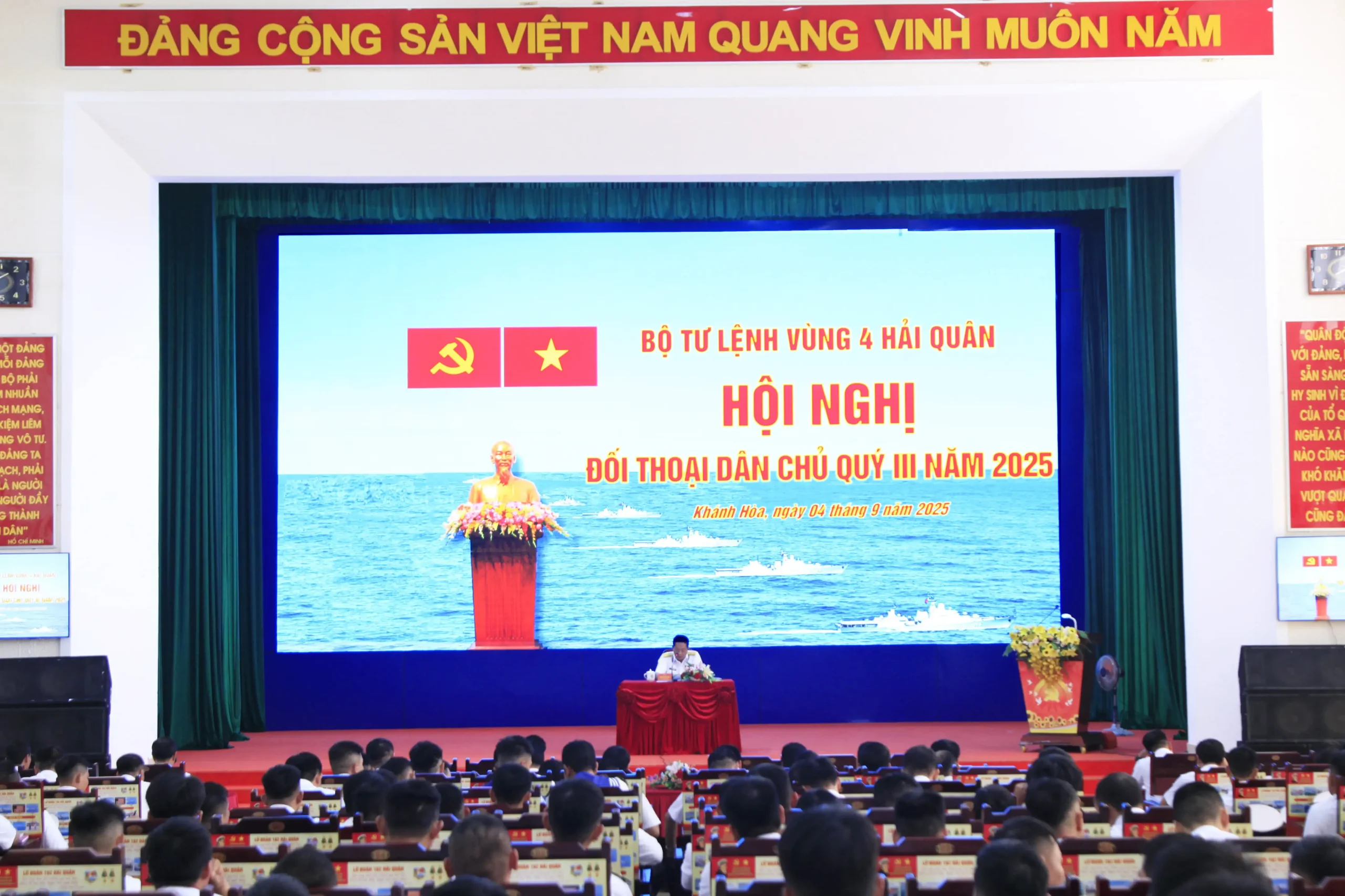 Thủ trưởng Bộ tư lệnh Vùng 4 Hải quân đối thoại dân chủ với cán bộ, chiến sĩ Lữ đoàn 162