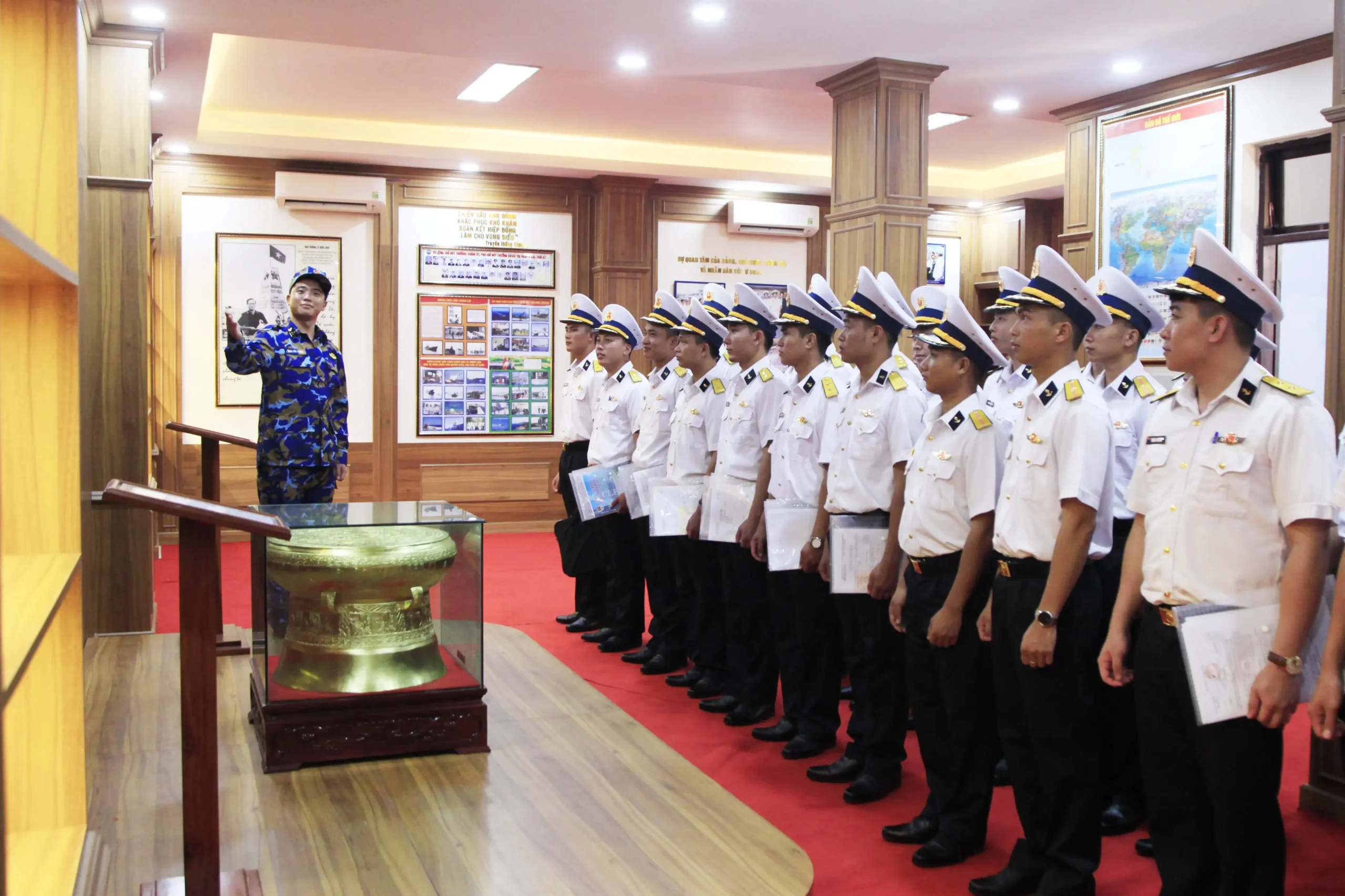 Lữ đoàn 162 gặp mặt, giao nhiệm vụ cho quân nhân mới về đơn vị công tác.