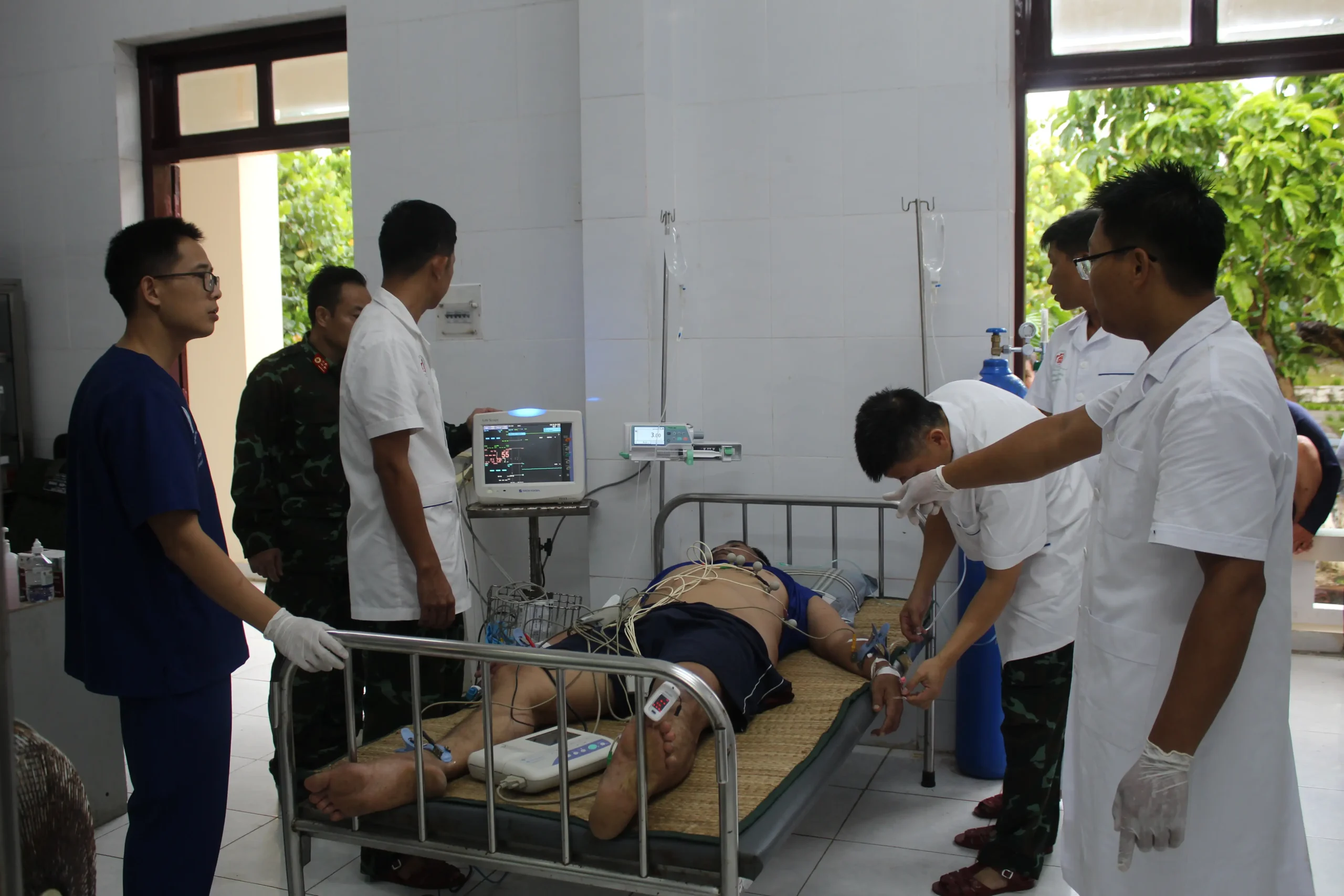 Bệnh xá đảo Song Tử Tây cấp cứu kịp thời bệnh nhân suy thận cấp độ lặn sâu 40m giờ thứ 12