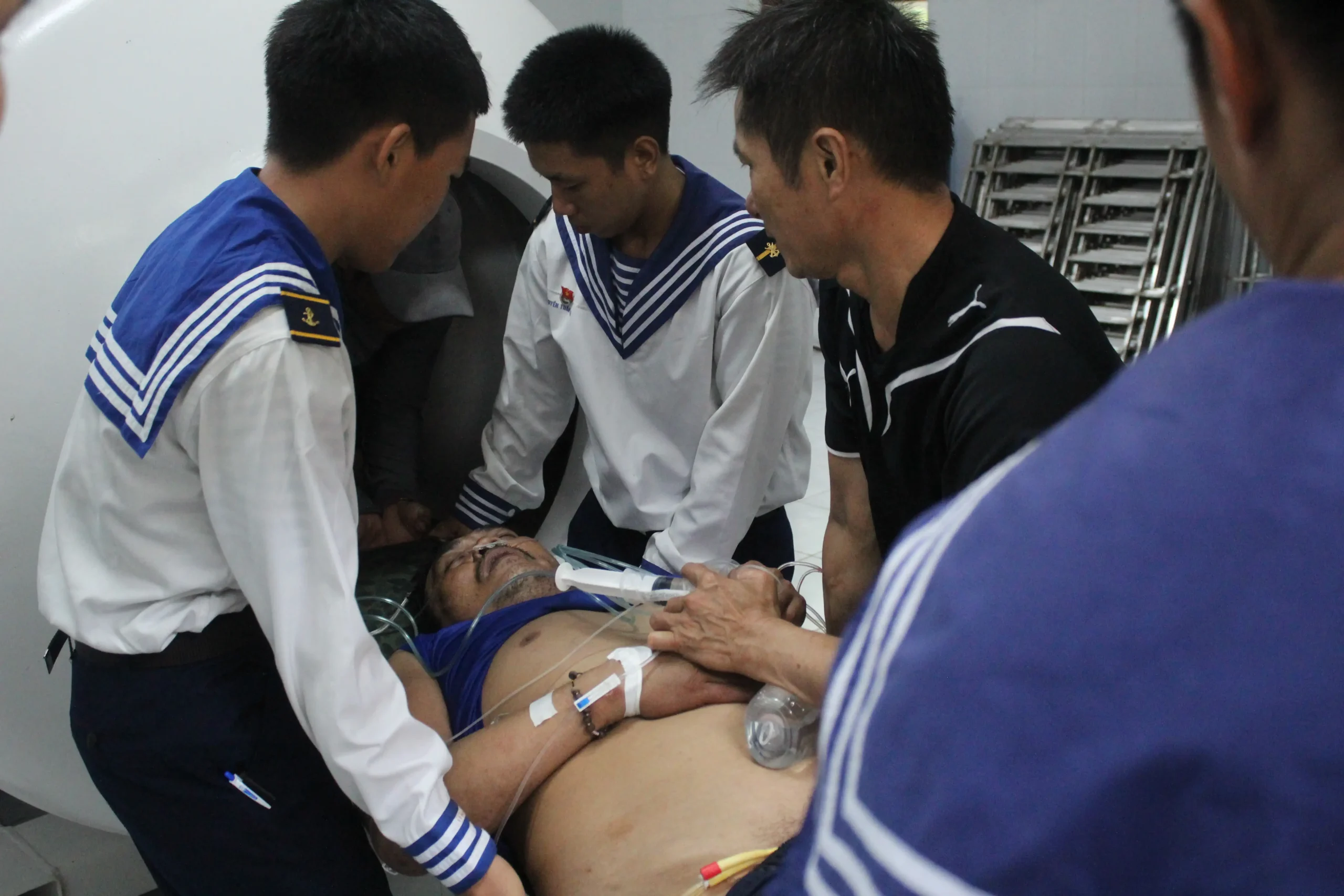 Bệnh xá đảo Song Tử Tây cấp cứu kịp thời bệnh nhân suy thận cấp độ lặn sâu 40m giờ thứ 12