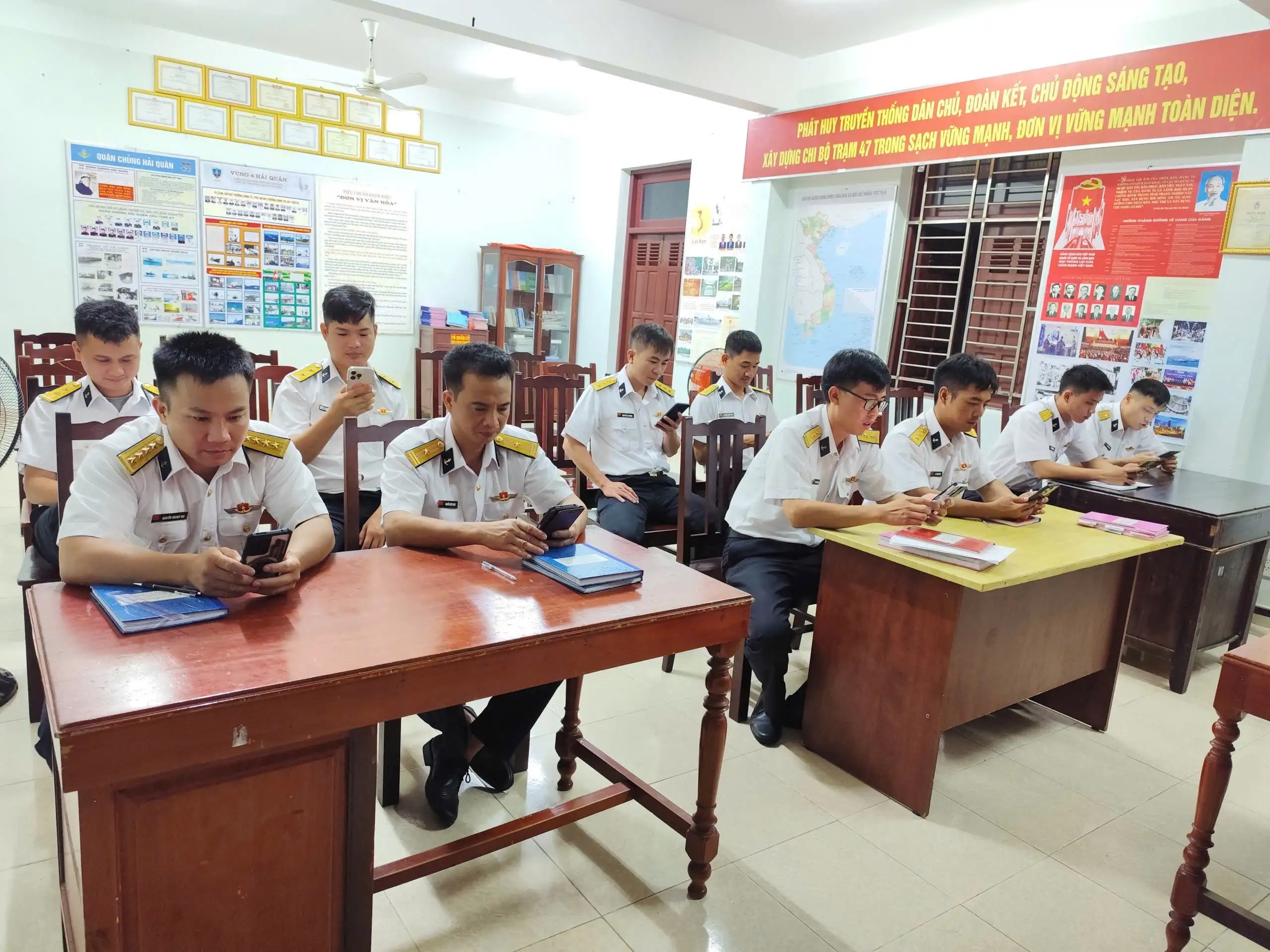 Vùng 4 Hải quân sôi nổi hưởng ứng cuộc thi trực tuyến tìm hiểu về truyền thống 50 năm thành lập Vùng 4