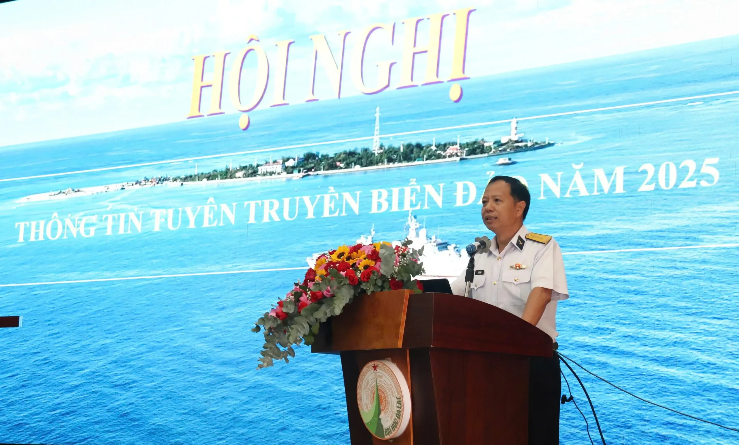 Bộ Tư lệnh Vùng 4 Hải quân tuyên truyền biển, đảo tại Trường Đại học Đà Lạt