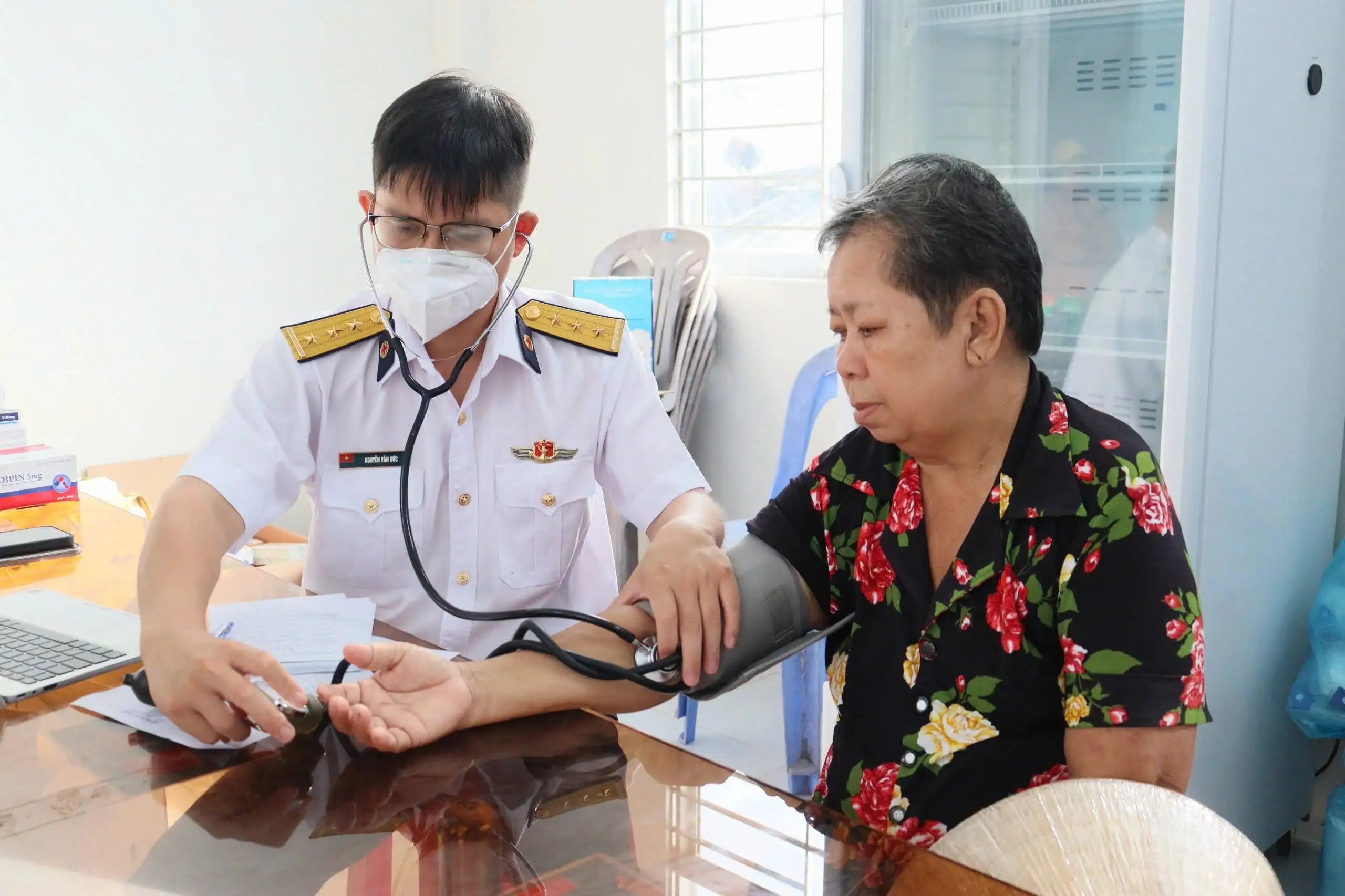 Bộ Tư lệnh Vùng 5 Hải quân: Khám bệnh, cấp thuốc miễn phí cho nhân dân xã Năm Căn, tỉnh Cà Mau